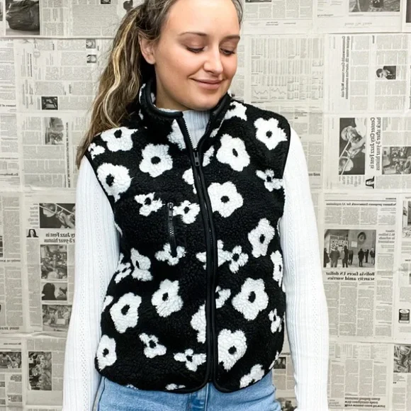 HYFVE Women’s B&W Flower Power Geo Sherpa Zip Up Vest with pockets size S NWOT - Picture 6 of 16